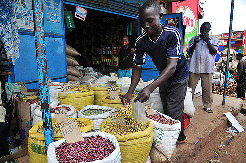 Credit: Neil Palmer (CIAT). Bean Market in Kampala, Uganda /Flickr: CIAT